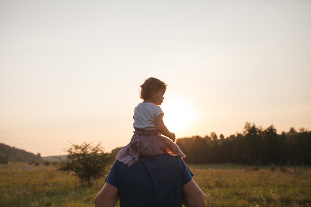 Aufrichtige Familie, glückliche und freudige Kindheit an einem sonnigen Tag