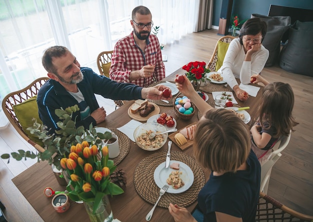 Aufrichtiges Familientreffen zu Hause zum Feiern und Essen des Osterfrühstücks