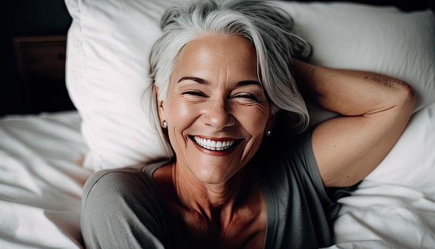 Aufrichtiges Lächeln einer jubelnden reifen Frau mit weißen Haaren, die die generative KI aufweckt