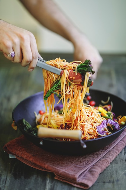 Aufruhr gebratene Spaghetti mit organischem Gemüse