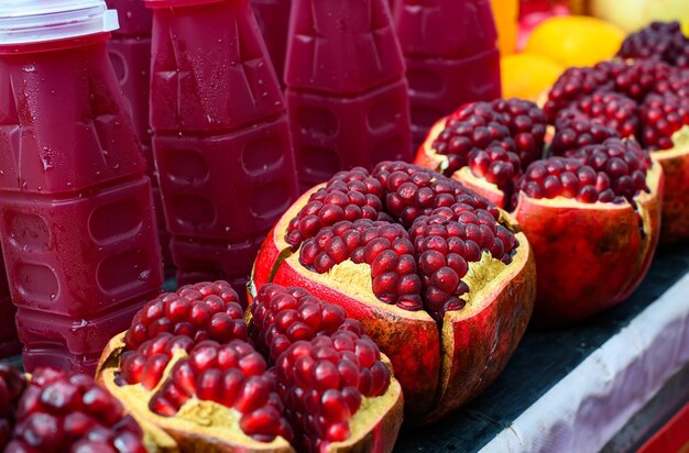 Foto aufschneiden zeigt rote samen von straßenfutter granatapfel obstsaft