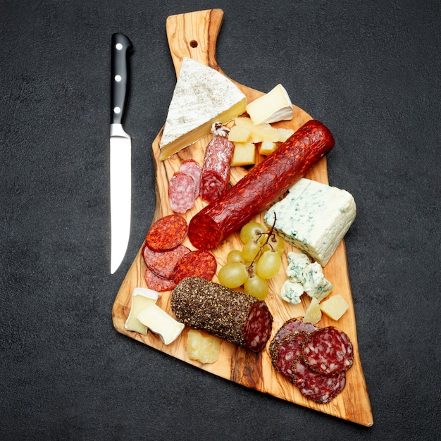 Aufschnitt Käseplatte mit Salami Wurst und Käse