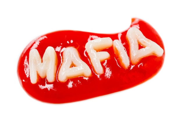 Foto aufschrift mafia aus nudeln in einem tropfen roter tomatensauce auf weißem hintergrund isoliert