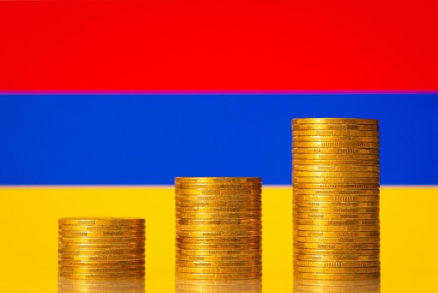 Aufstandsdiagramm der Münzstapel gegen die Flagge Armeniens Konzept der Entwicklung des Landes Armenien positives Wirtschaftswachstum finanzieller Erfolg