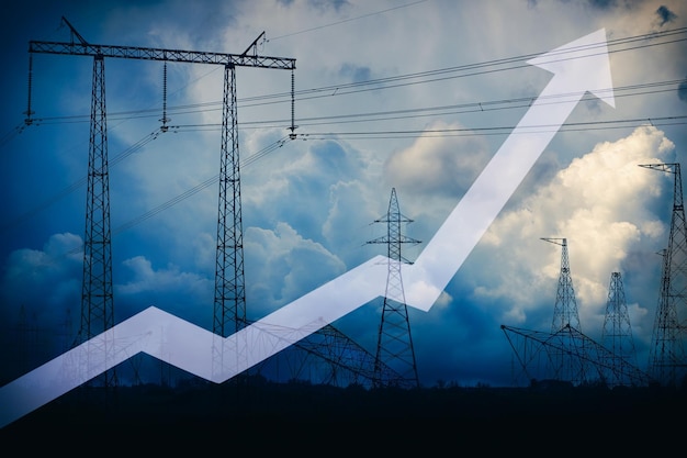 Aufsteigender Pfeil gegen Stromleitungssilhouette und stürmischen Himmel Strompreiswachstum Energiekrise Wachsender Stromverbrauch Stromerzeugungsmangel Riesige Stromkosten