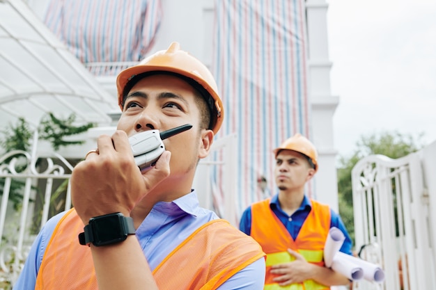 Auftragnehmer kontrolliert die Arbeiten auf der Baustelle