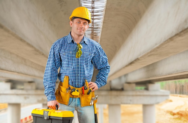 Auftragnehmer unter der Brücke