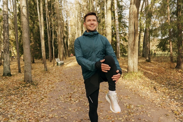 Aufwärmen und Dehnen des Körpers Vorbereitung auf das Training im Herbstlauf in der Kälte