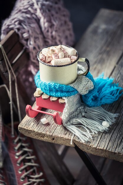 Aufwärmen und leckerer Kakao zu Weihnachten mit Marshmallows