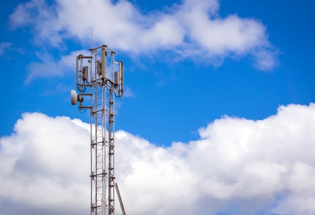 Aufwärts der Kommunikation Radioantennenturm, Mikrowellenantennenturm auf Hintergrund des blauen Himmels. Antenne für Mobilfunkkommunikation