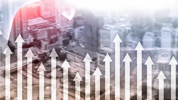 Aufwärtspfeildiagramm auf Wolkenkratzerhintergrund Investitions- und Finanzwachstumskonzept