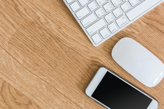 Aufwand für Bürotisch mit Computer-Tastatur und Maus und Smartphone. Platz kopieren