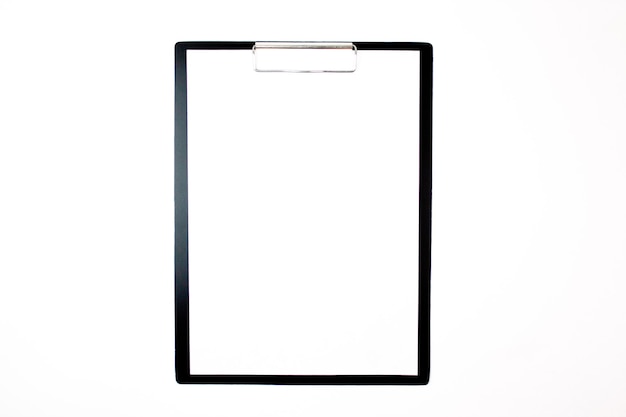 Aufzeichnungsbrett auf weißem Hintergrund mit Platz für Kopierplätze Tablet mit weißem Blattlayout
