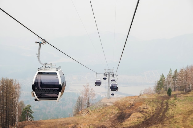 Aufzugskabinen in einem Bergskigebiet Skiliftseilbahn auf dem Bergwinterort in den Bergen an bewölktem Tag Ski-Sessellift-Seilbahn mit malerischem Panoramablick auf die Abfahrtspisten