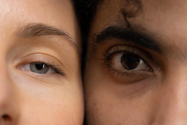 Augen eines arabischen Mannes und einer weißen Frau, die in ein Kameramakro schauen