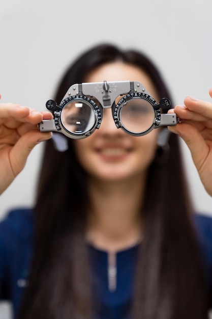 Augenarztklinik untersucht Optiker Augenkorrekturbrille