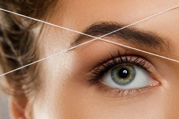 Augenbrauen einfädeln - Epilierungsverfahren zur Korrektur der Augenbrauenform