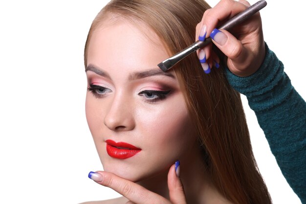 Augenbrauenschatten anwenden, Brauen, die Make-up-Nahaufnahme modellieren. Weibliches vorbildliches Gesicht mit Mode-Make-up, Schönheitskonzept lokalisiert