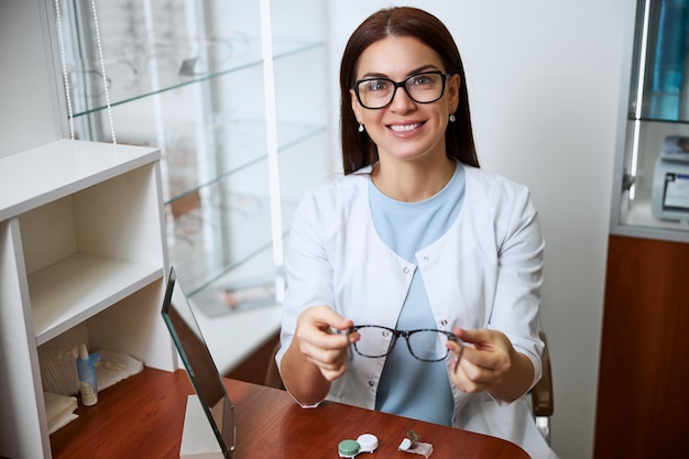 Augenoptiker, der eine Brille vorschlägt