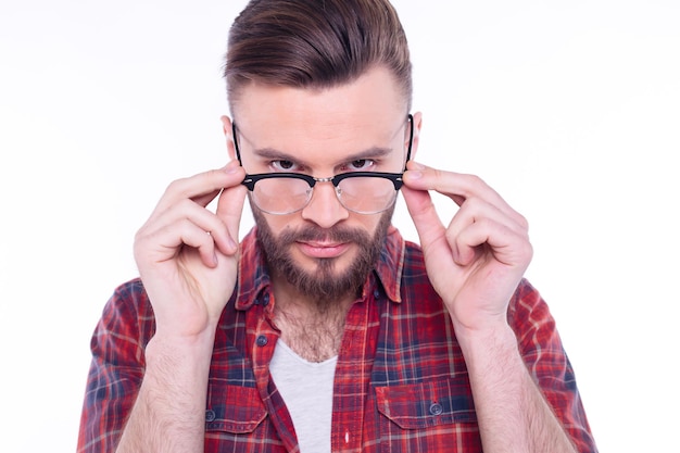 Augenpflege Augengesundheit Junger gutaussehender eleganter bärtiger Mann mit Brille Optikstil für Männer Moderner Typ mit Brille Männliche Schönheitsmode Kopierraum
