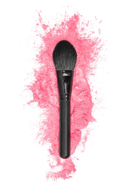 Foto augenpinsel und rosa puder spritzen auf weißem hintergrund schönheits- und make-up-konzept