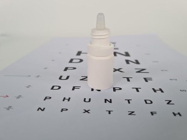 Augentropfen auf dem Hintergrund des Tisches, um die Sehschärfe zu testen