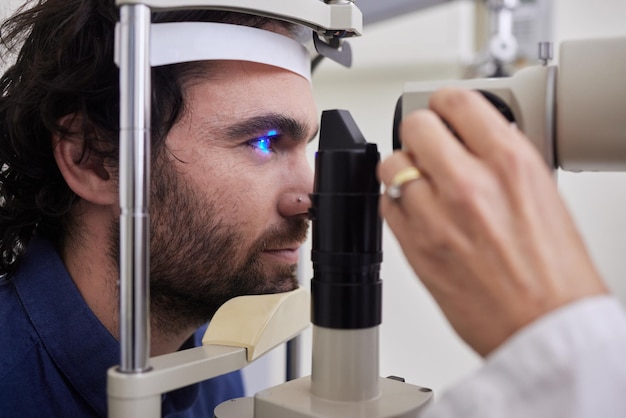 Augenuntersuchungspflege oder Lasertest für Patienten mit Maschine bei Optometrie-Beratung für Linse oder Sehvermögen Gesicht von Menschen- und Arzthänden für Augensehvermögen und Überprüfung bei der Krankenversicherung für Wellness