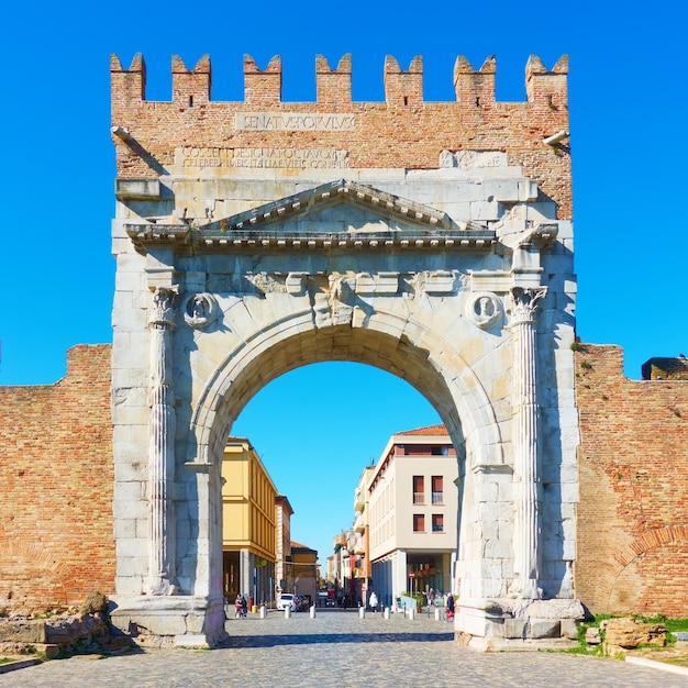 Augustusbogen. Tor in der Altstadt von Rimini, Italien. Italienisches Wahrzeichen