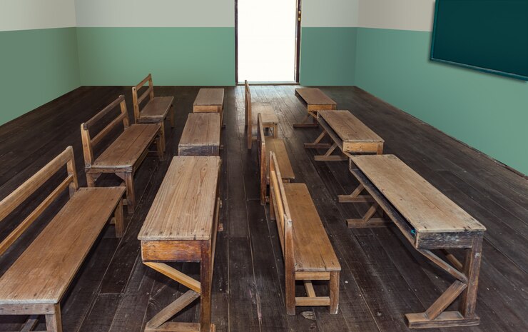 Aula antigua en la escuela con filas de escritorios de madera vacíos