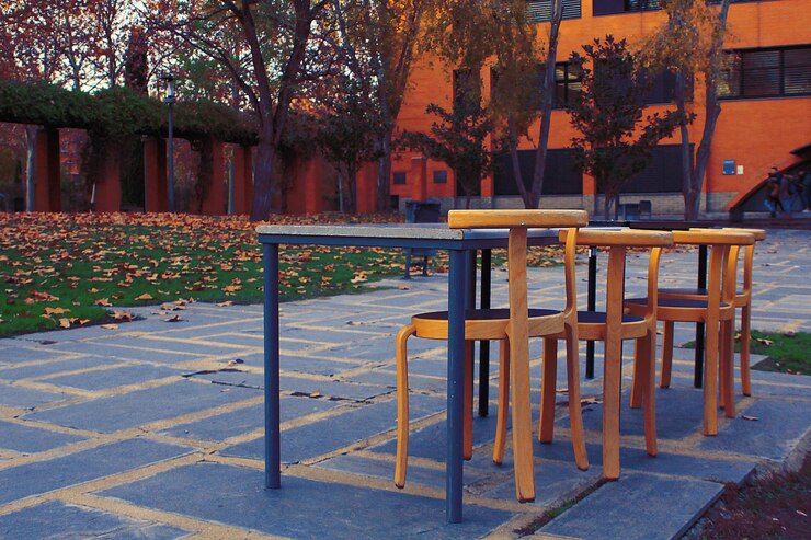Aula de la calle Mesa y sillas de otoño
