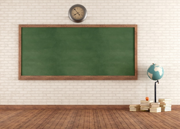 Aula de clase vieja y vacía.