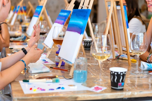 Foto aula de arte criativa com degustação de vinhos para amigos