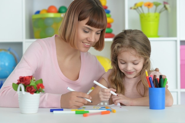 Aula de arte do ensino fundamental com uma bela professora