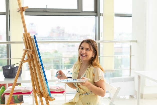 aula de pintura de arte, estudante mulher pintando desenho de modelo  feminino 3369985 Vetor no Vecteezy