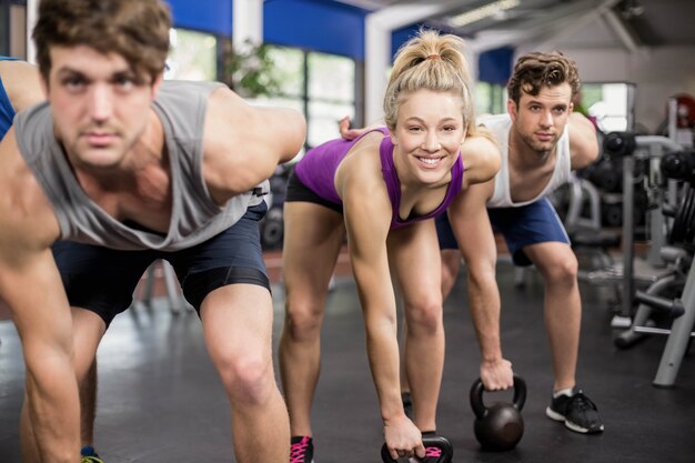 Aula de fitness levantando halteres no ginásio