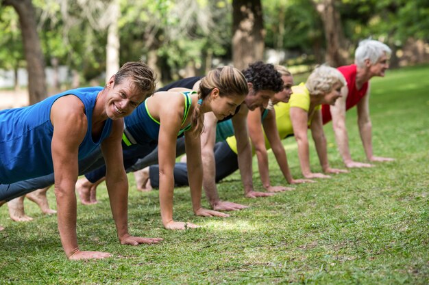 Aula de fitness praticando ioga