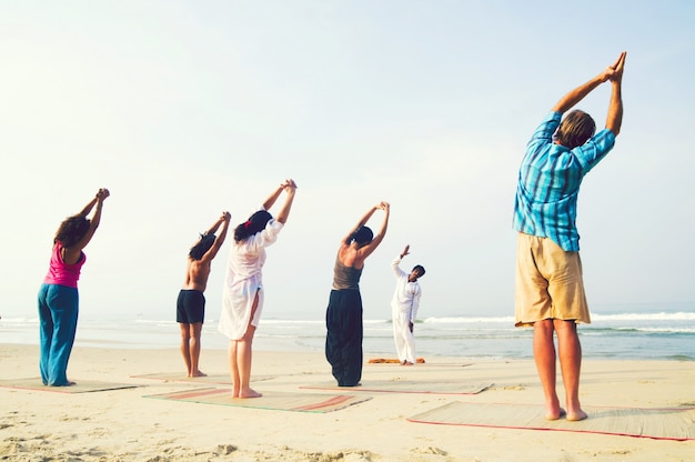 Aula de ioga na praia