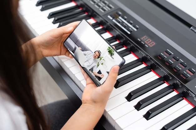 Aula de música piano pela internet em casa. estudar online