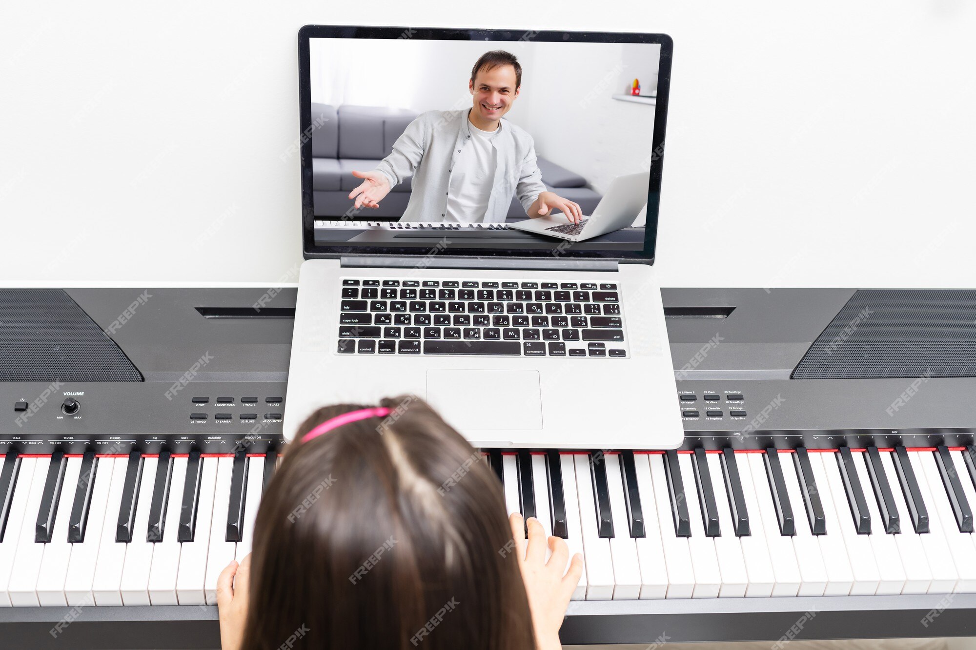 Aula de música piano pela internet em casa. estudar online