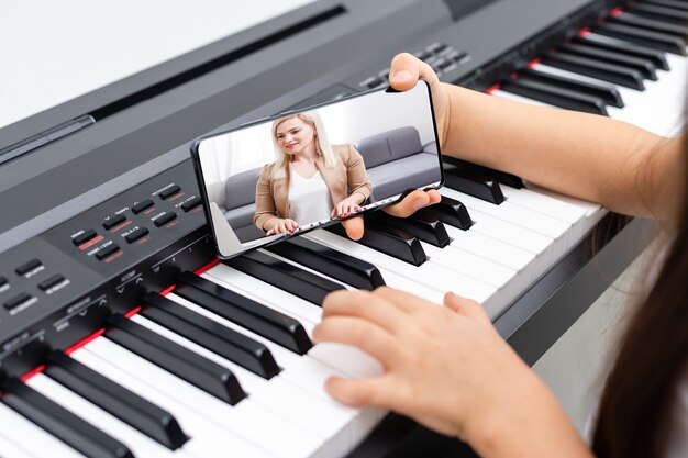 Aula de música piano pela Internet em casa. Estudar online