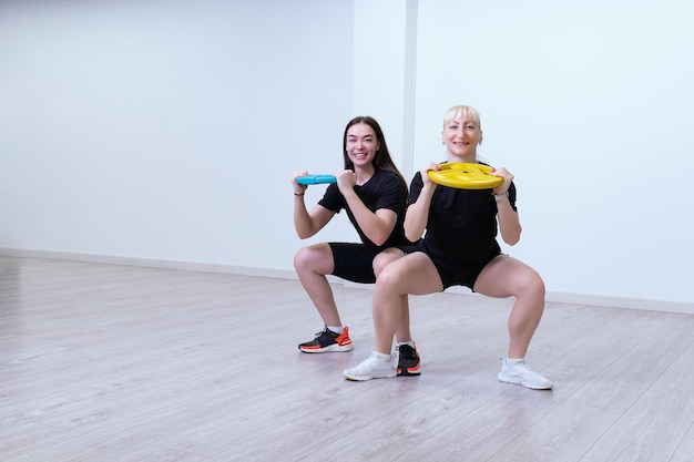 Aula de treinamento em grupo com barra de ginástica bomba aeróbica exercício de fitness do poder