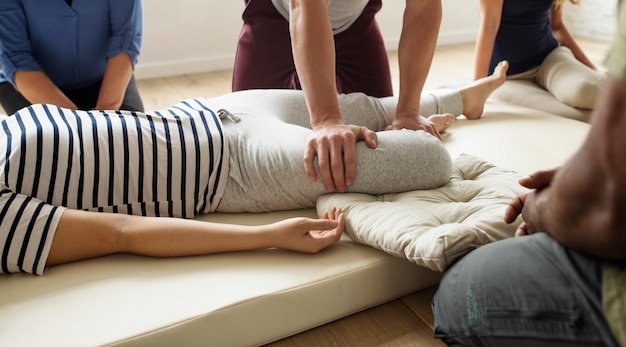 Aula de treinamento em grupo de massagem terapêutica