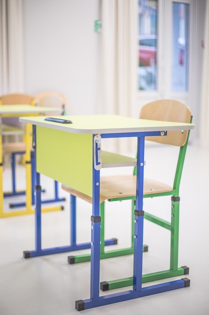 Aula escolar com carteiras e quadros negros no ensino médio da ucrânia