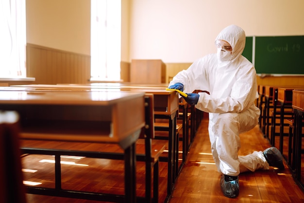 Aula escolar de limpeza e desinfecção para prevenção do COVID-19.