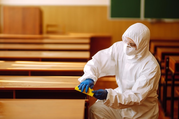 Aula escolar de limpeza e desinfecção para prevenção do COVID-19.