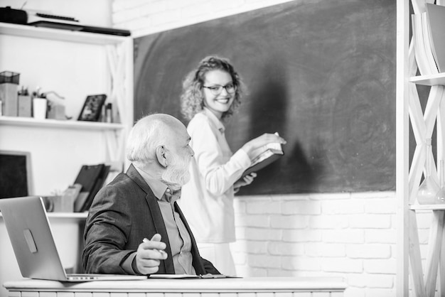 Aula escolar do professor e do aluno aula escolar regular a educação é o processo de facilitar a aprendizagem ou aquisição de conhecimentos habilidades valores crenças e hábitos dicas para uma aula bem sucedida