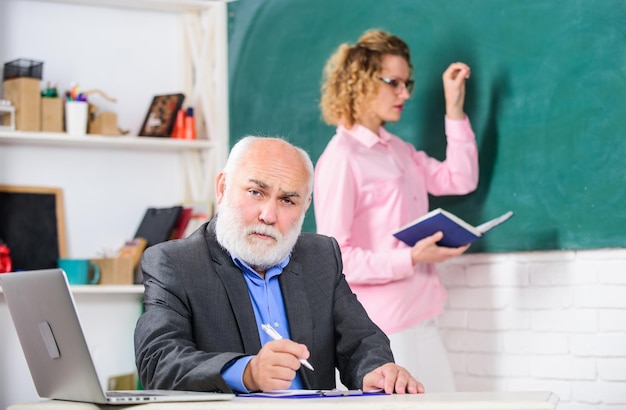 Aula escolar regular A educação é o processo de facilitar a aprendizagem ou a aquisição de conhecimento, habilidades, valores, crenças e hábitos Professor e aluno aula escolar Dicas para uma aula bem-sucedida