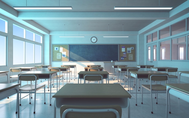 Aula escolar con sillas, escritorios y pizarra
