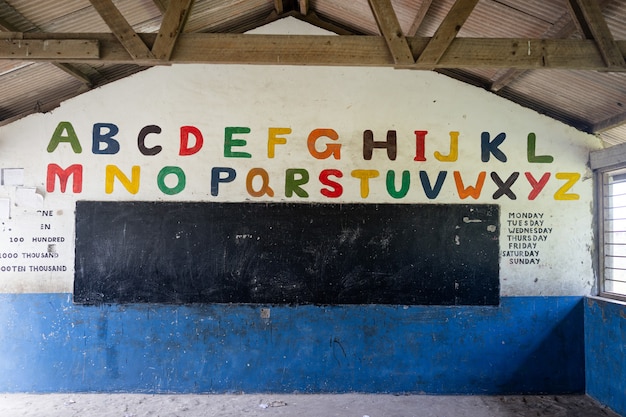 Aula de escuela pobre decorada en África sin niños