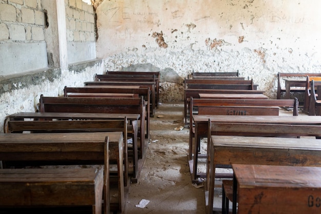 Aula de escuela pobre sin niños dentro